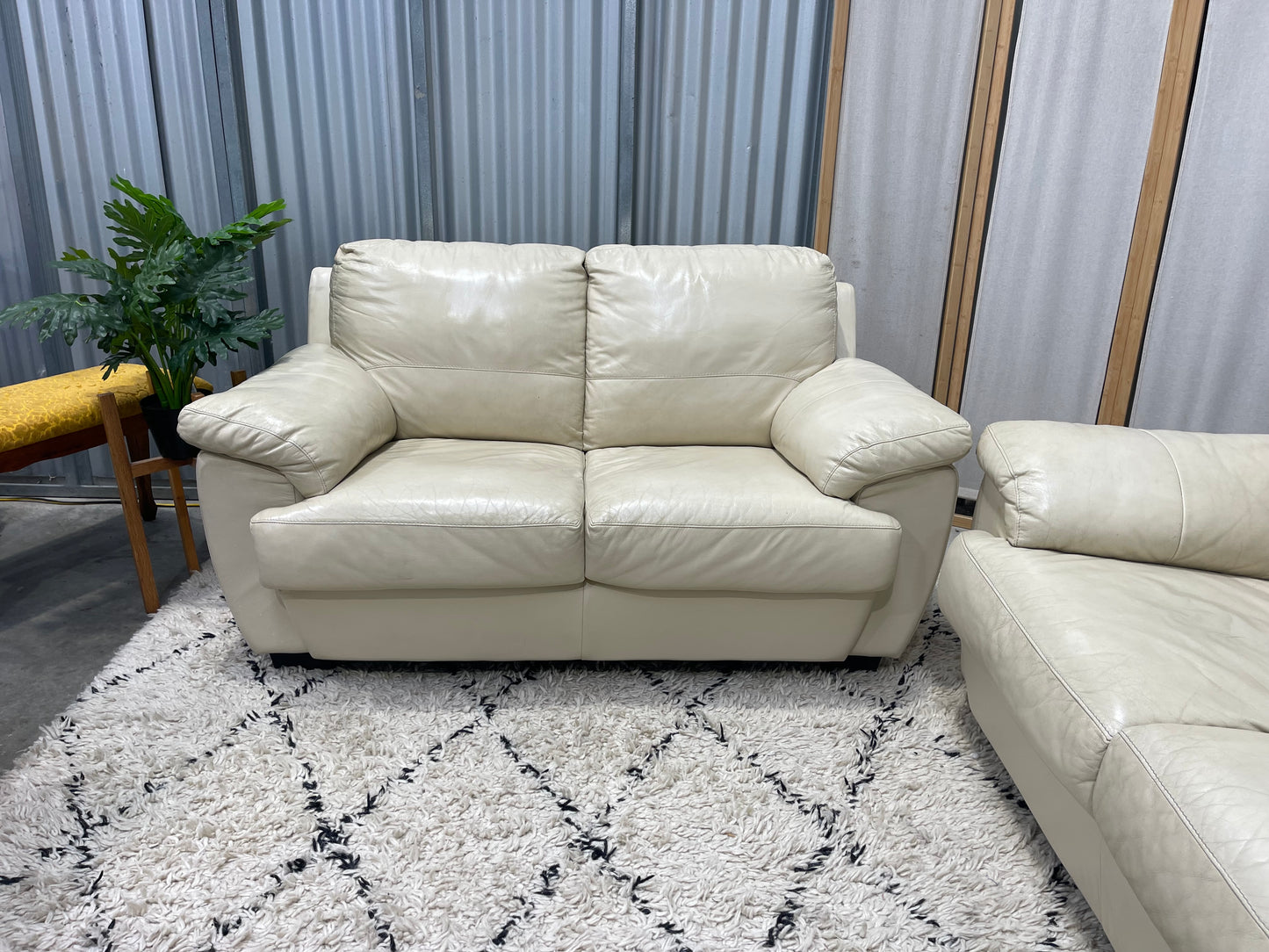 !!!FREE DELIVERY!!! 🚚 📦 Excelent Condition - LEATHER WORLD BRANDED - Natural Cream Colour - 3 + 2 Leather Lounge Suite