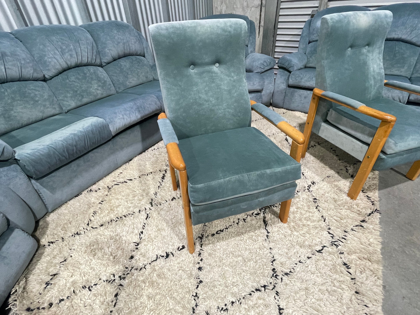 GREAT CONDITION 10 SEATER LOUNGE SUITE 
2x ROCKER RECLINER 
2x 3 SEATER COUCHES 
2x OCCASION CHAIR