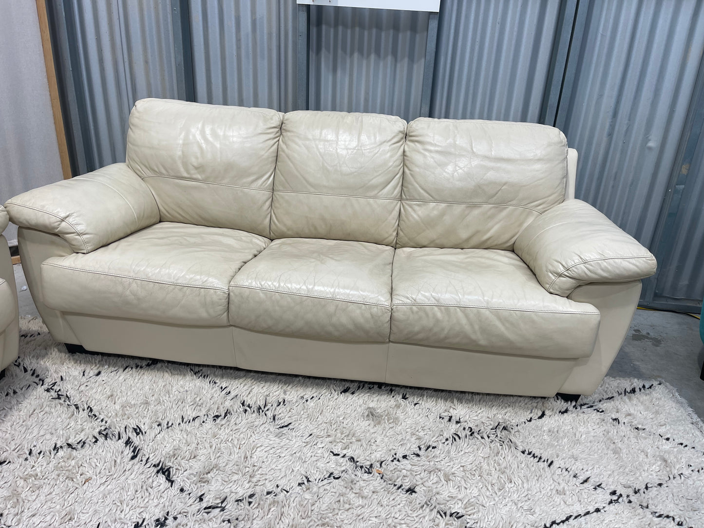 !!!FREE DELIVERY!!! 🚚 📦 Excelent Condition - LEATHER WORLD BRANDED - Natural Cream Colour - 3 + 2 Leather Lounge Suite