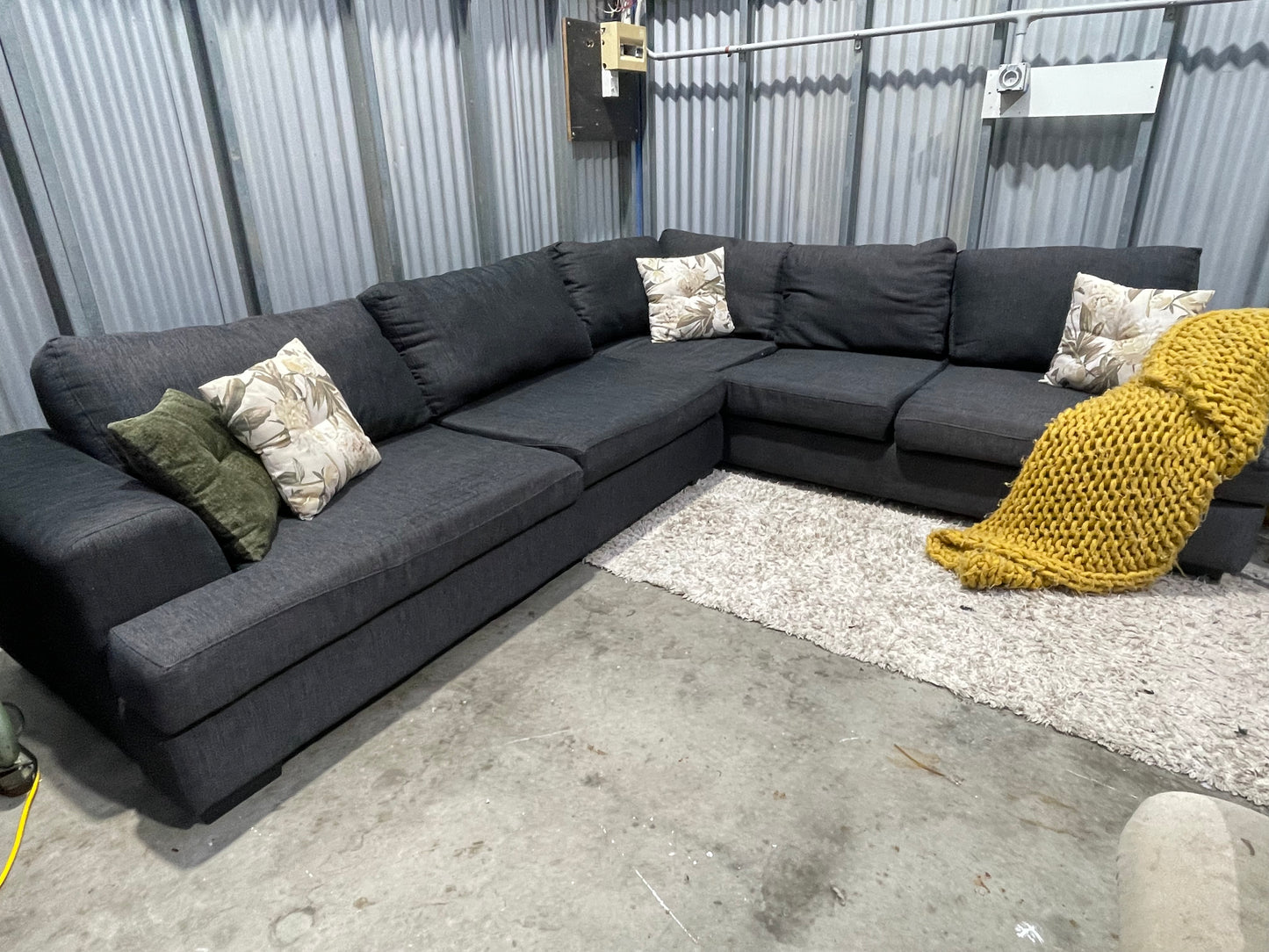 GREAT CONDITION 
5 SEATER 
CORNER LOUNGE SUITE