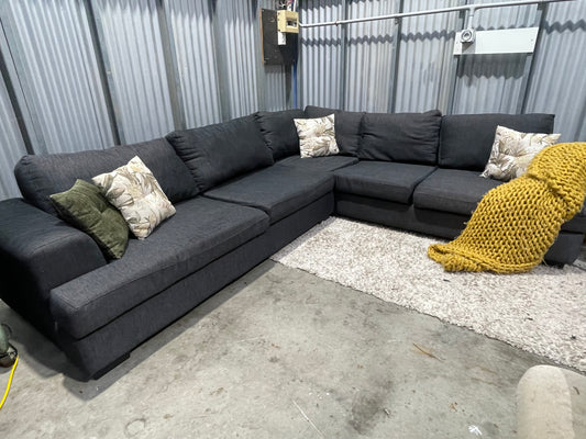 GREAT CONDITION 
5 SEATER 
CORNER LOUNGE SUITE