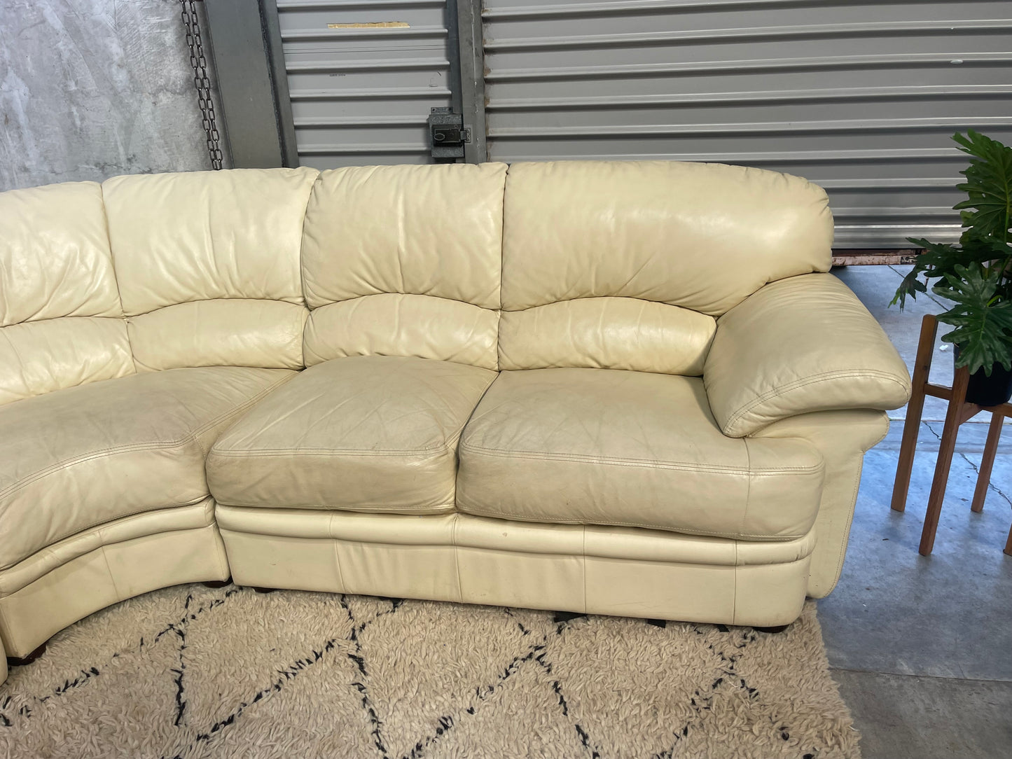 GREAT CONDITION 
GENUINE LEATHER
5 Seater Corner Lounge Suite