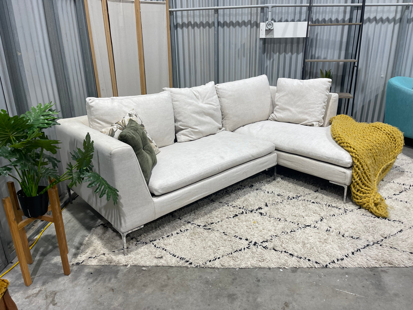 !!!FREE DELIVERY!!! 🚚 📦 Great Condition - Cream Colour Full Feather Down - LUXURY BRANDED “CAMERICH” - 3 Seater Sofa with Chaise