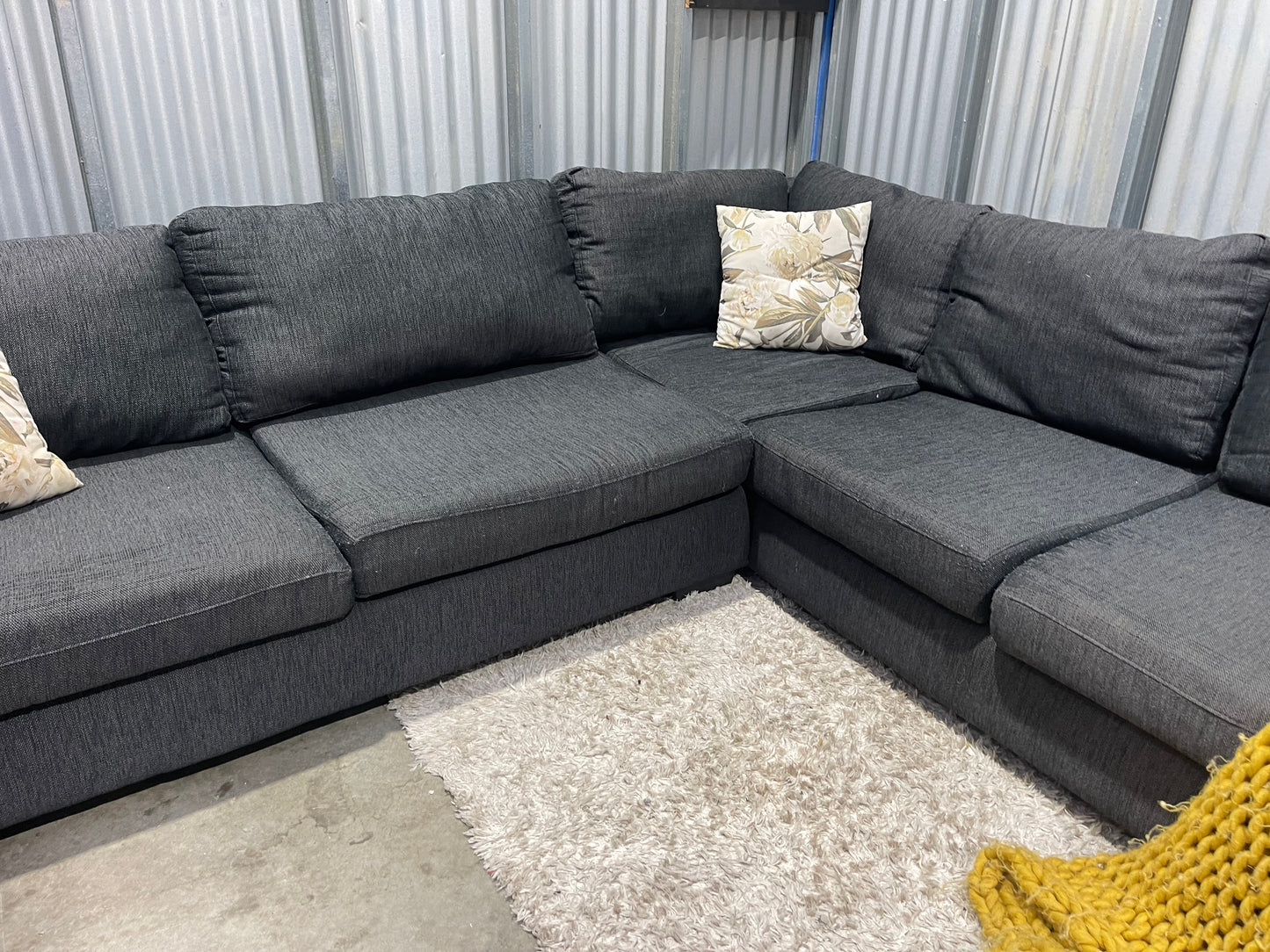 GREAT CONDITION 
5 SEATER 
CORNER LOUNGE SUITE