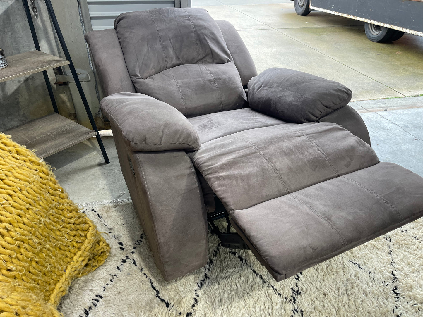 GREAT CONDITION 2x SINGLE RECLINER + 3 SEATER 
LOUNGE SUITE