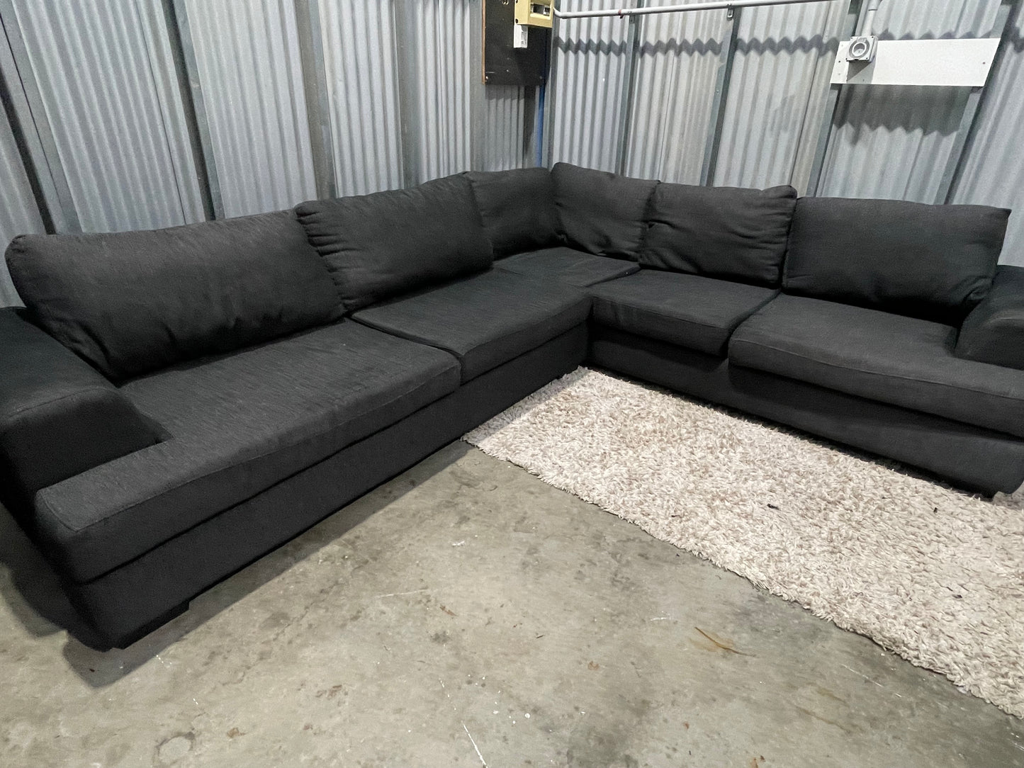 GREAT CONDITION 
5 SEATER 
CORNER LOUNGE SUITE