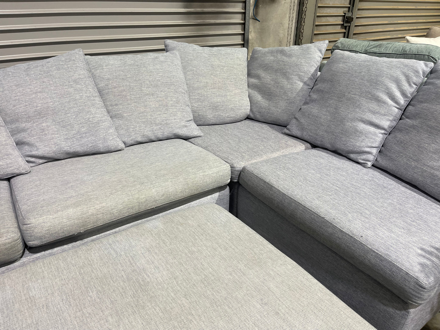 NZ MADE 
5 SEATER CORNER WITH OTTOMAN 
LOUNGE SUITE