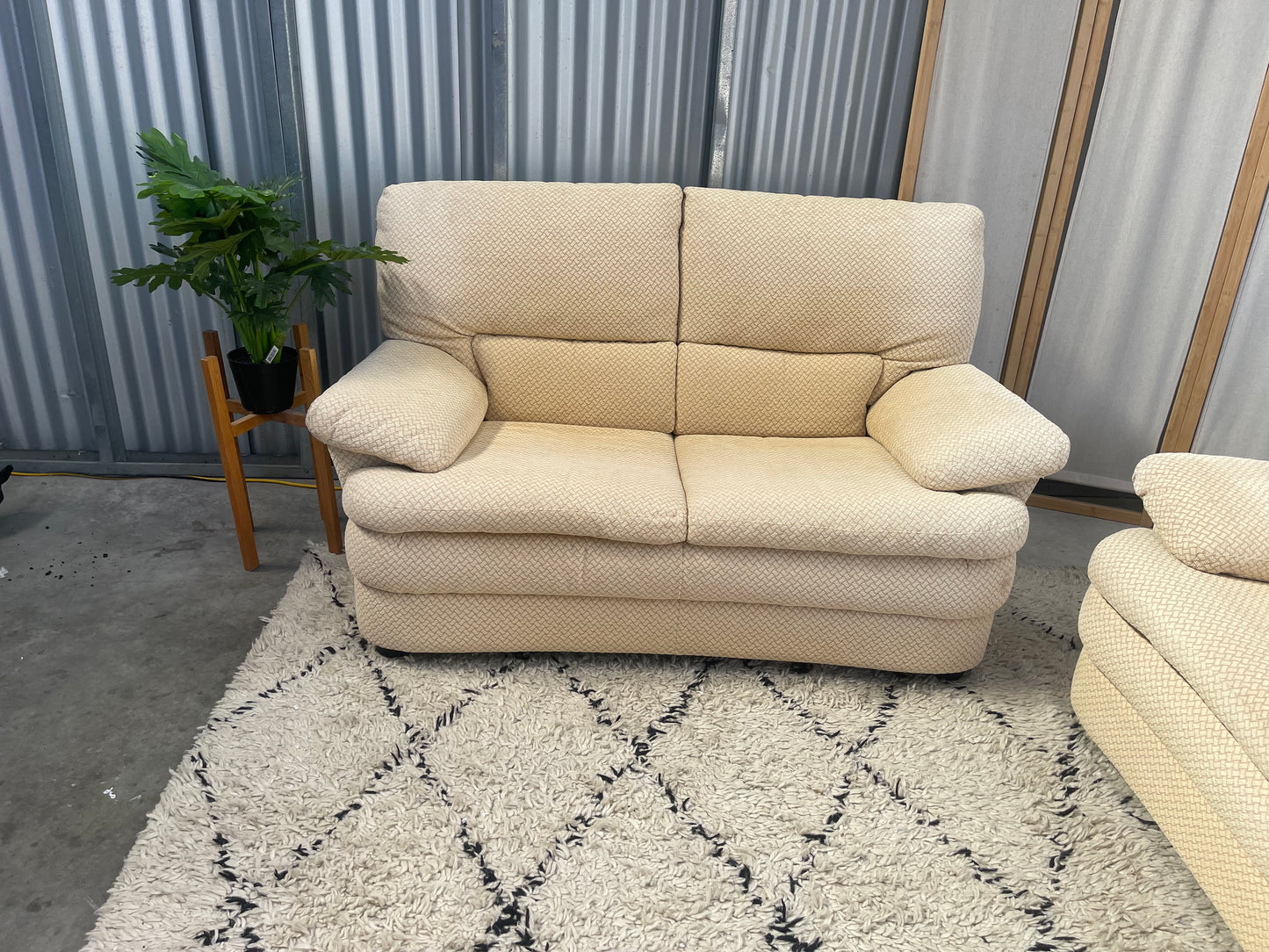 !!!FREE DELIVERY!!! 🚚 📦 Excellent Condition - NATUZZI BRANDED - Patterned Cream Butter Cream Colour - 3 + 2 + Swivel armchair Lounge Suite