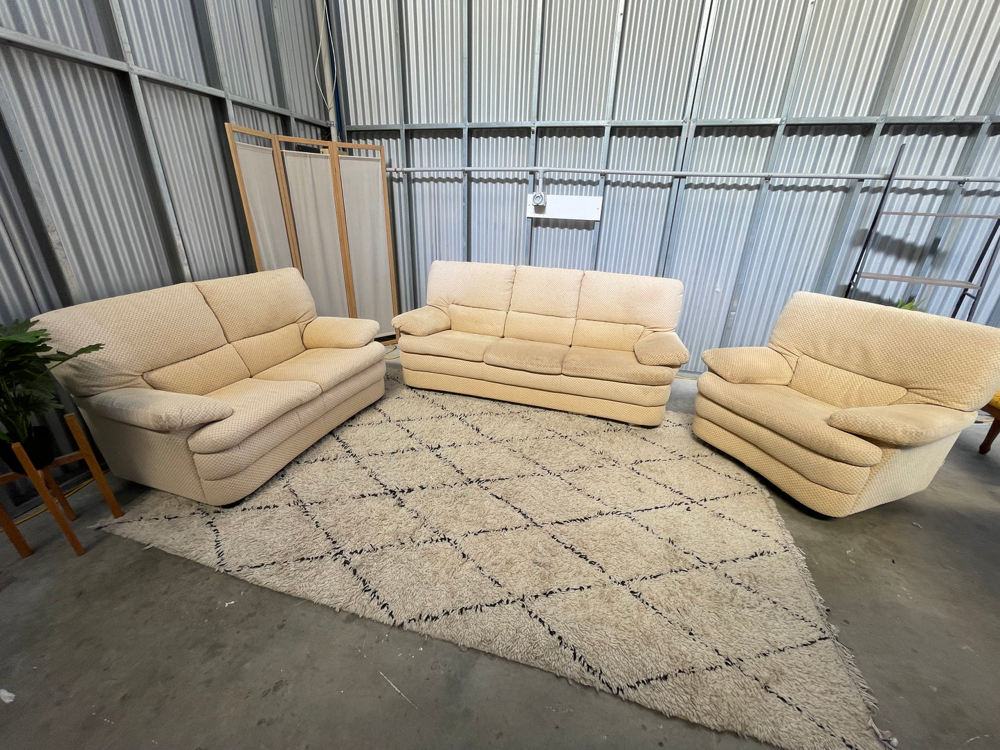 !!!FREE DELIVERY!!! 🚚 📦 Excellent Condition - NATUZZI BRANDED - Patterned Cream Butter Cream Colour - 3 + 2 + Swivel armchair Lounge Suite