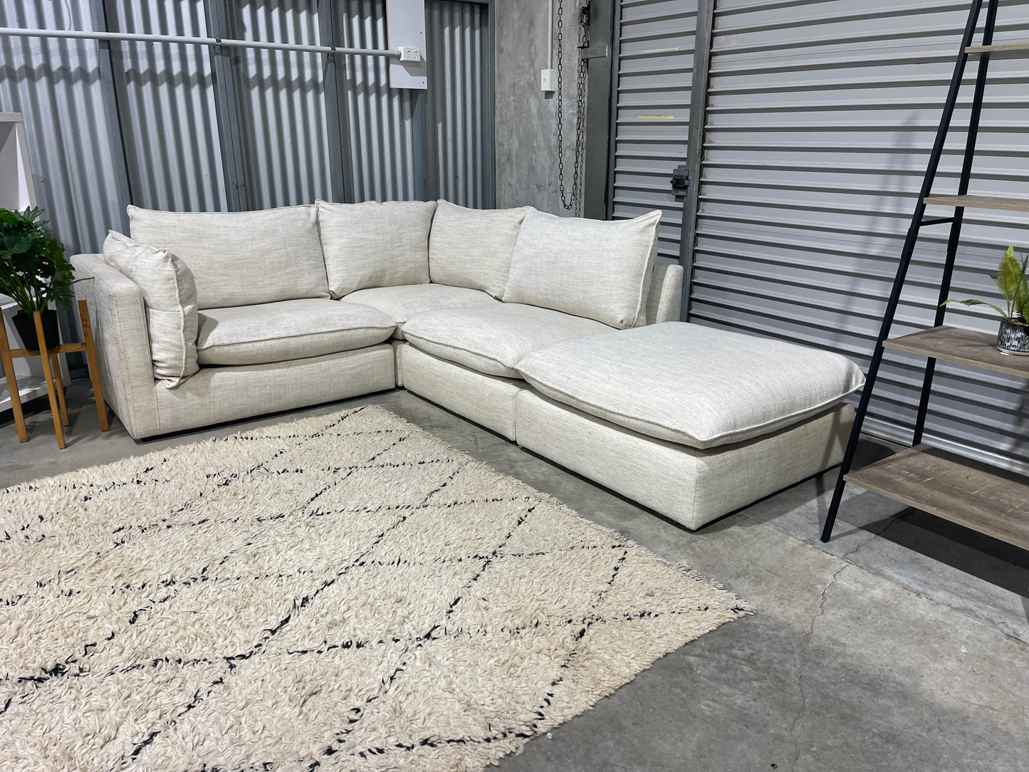 EXCELLENT CONDITION FREEDOM SORRENTO MODULAR LOUNGE SUITE WITH OTTOMAN