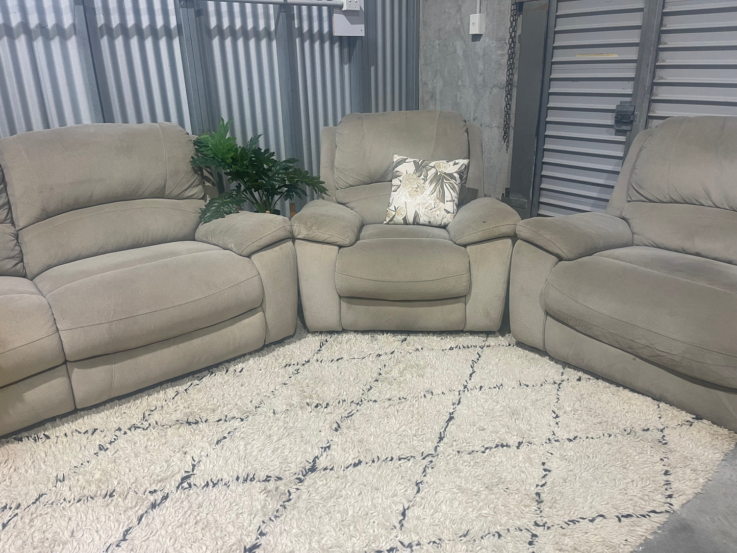 Great Condition 5 seater recliner set 2x 2 seaters 1x single seater