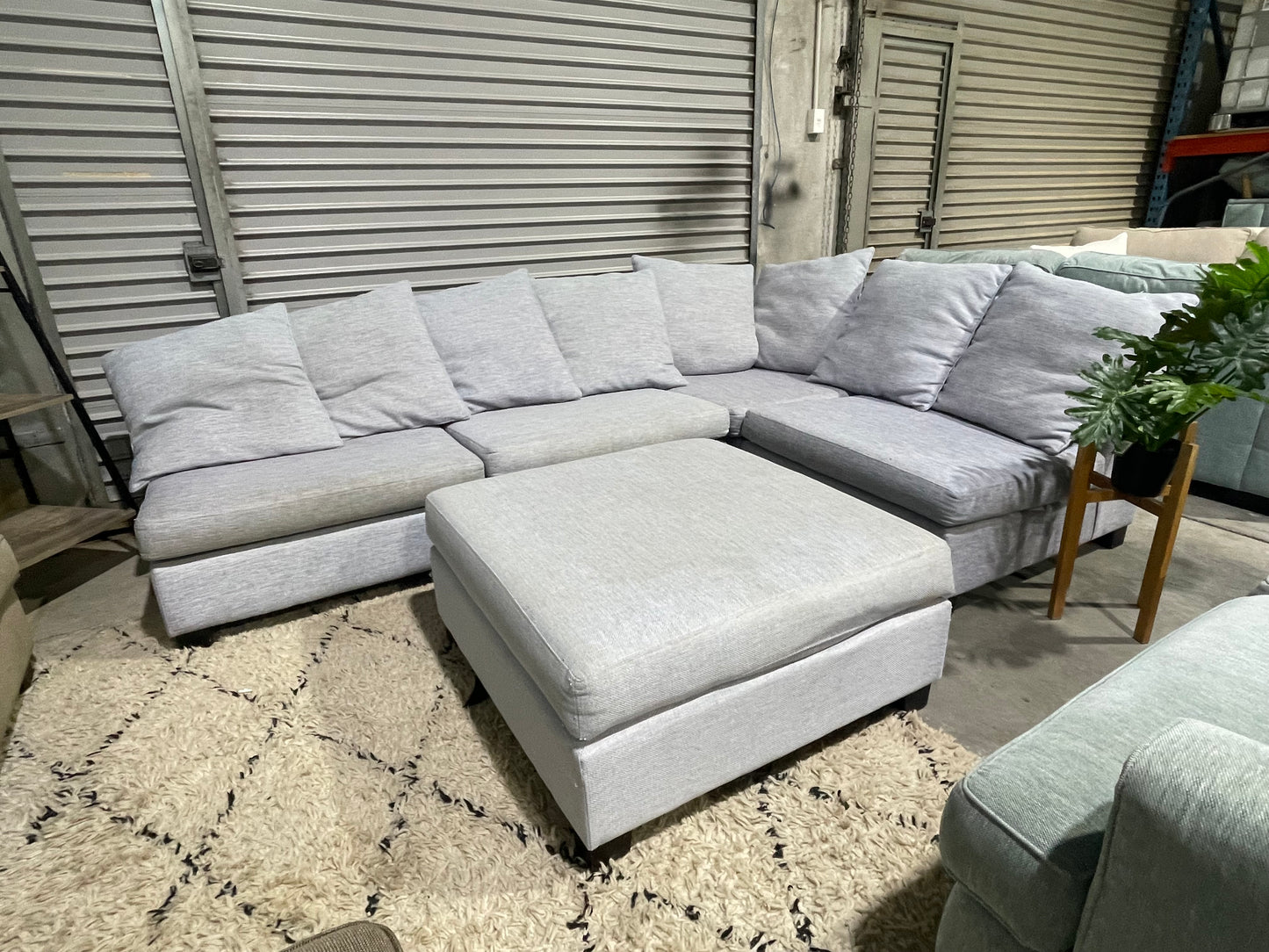 NZ MADE 
5 SEATER CORNER WITH OTTOMAN 
LOUNGE SUITE