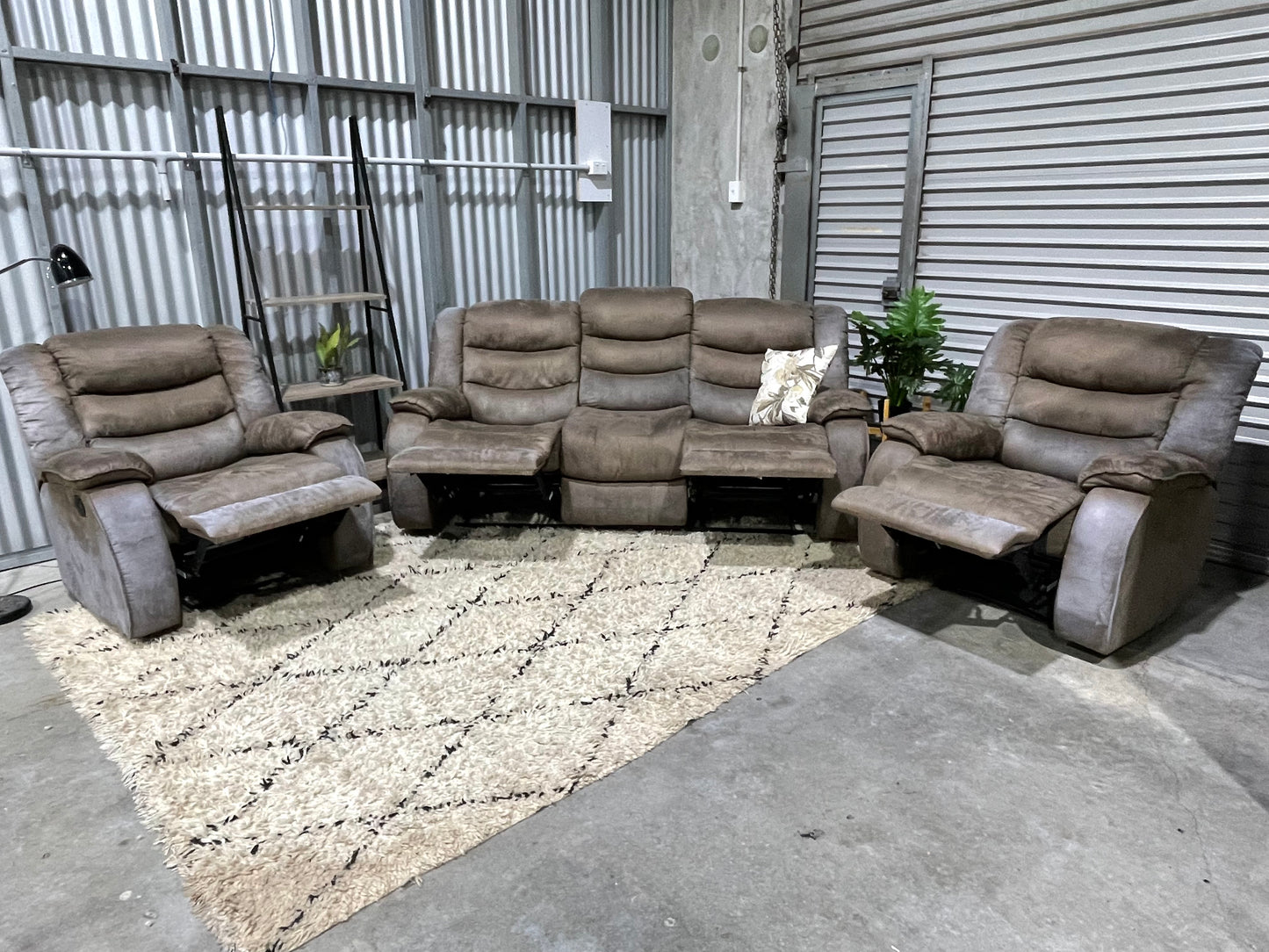 GREAT CONDITION 
JOHN YOUNG 
3 Seater + 1 + 1 
Recliner Lounge Suite