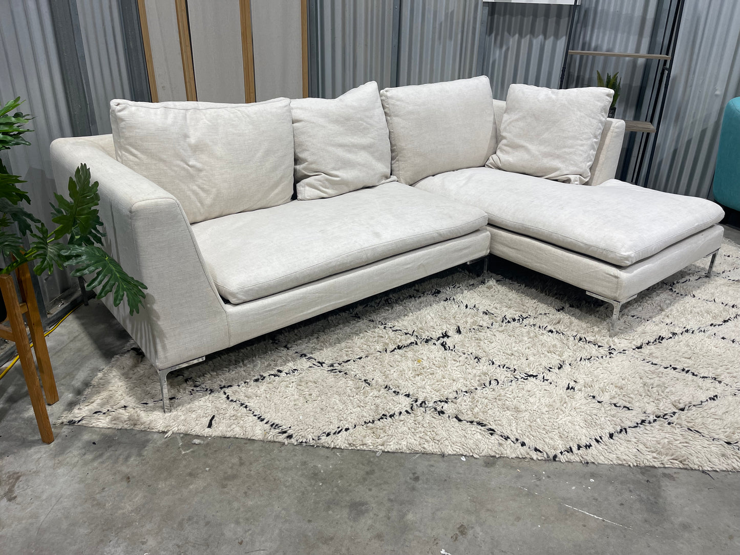 !!!FREE DELIVERY!!! 🚚 📦 Great Condition - Cream Colour Full Feather Down - LUXURY BRANDED “CAMERICH” - 3 Seater Sofa with Chaise