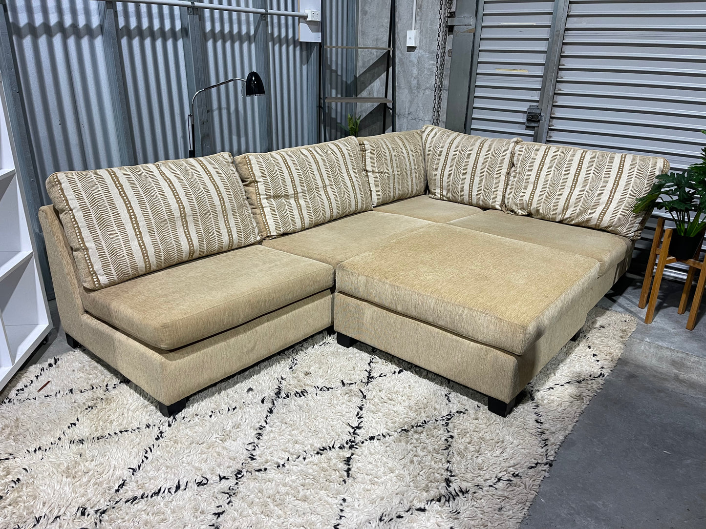 NZ MADE 
WARWICK FABRIC 
MODULAR 4.5 SEATER CORNER 
WITH OTTOMAN