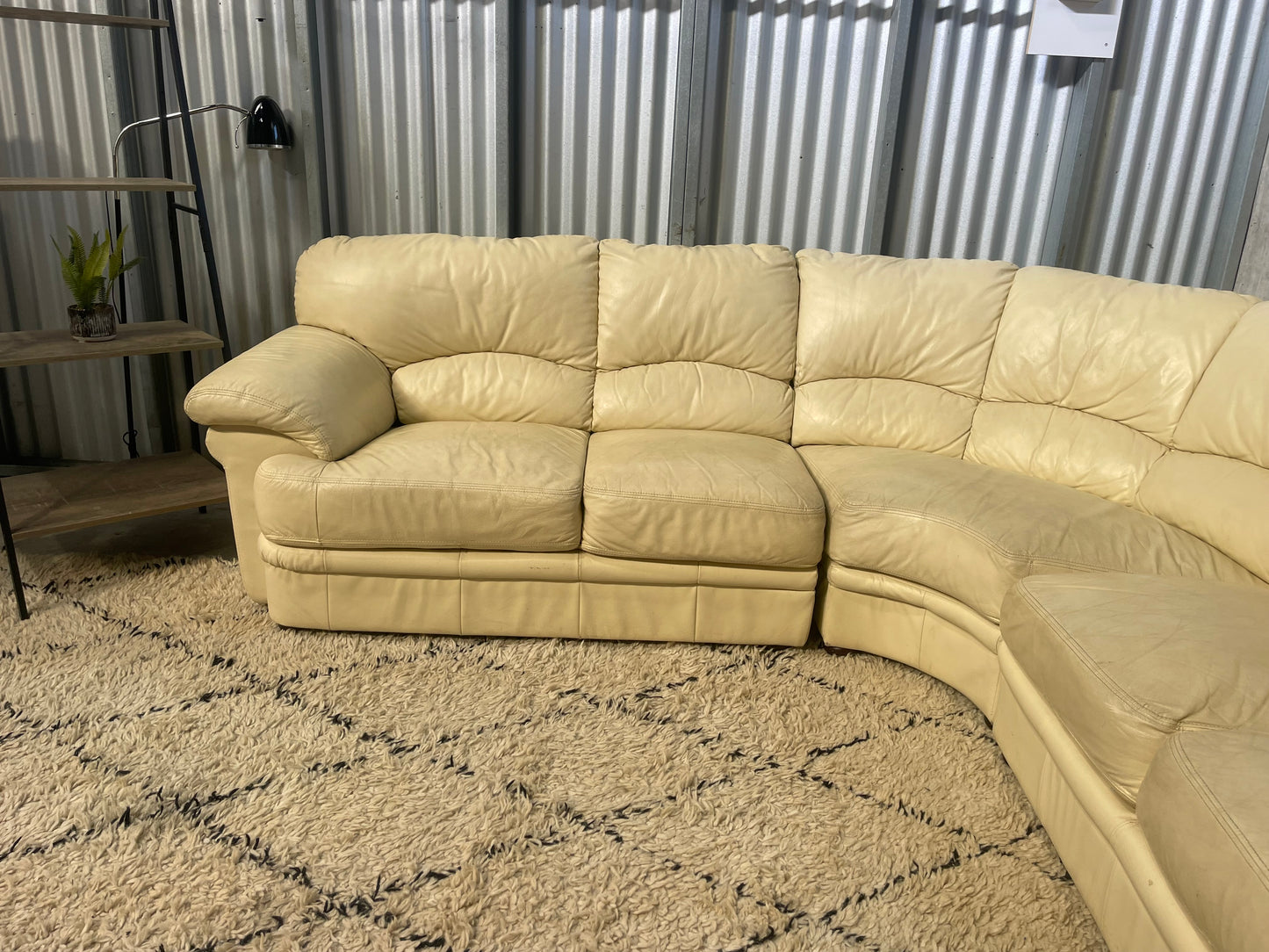 GREAT CONDITION 
GENUINE LEATHER
5 Seater Corner Lounge Suite