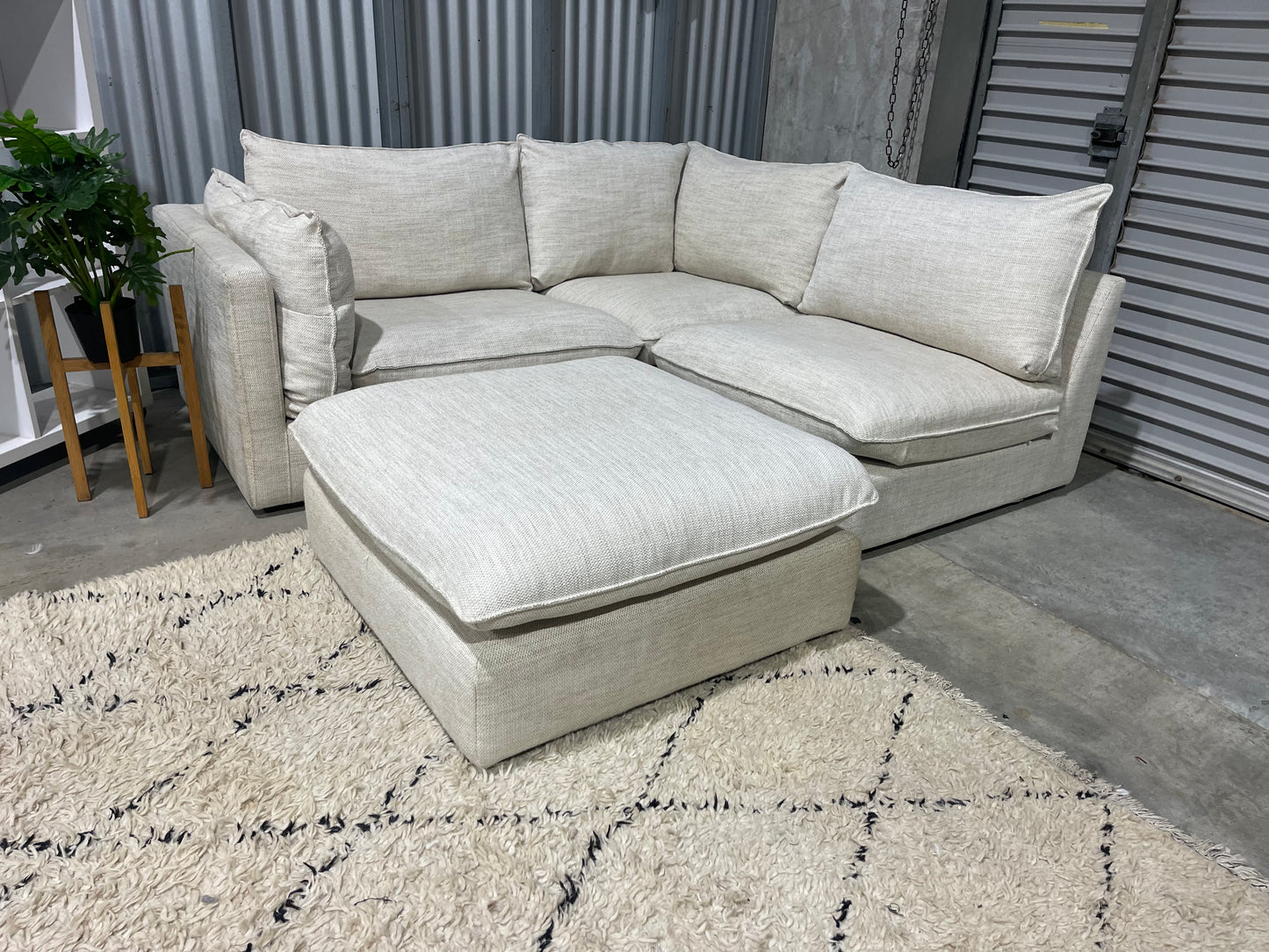 EXCELLENT CONDITION FREEDOM SORRENTO MODULAR LOUNGE SUITE WITH OTTOMAN