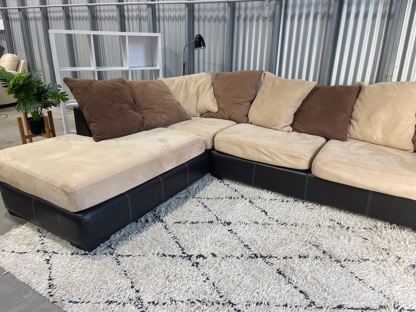 !!!FREE DELIVERY!!! 🚚 📦 Good Condition - Woodland Brown Leather Look - 5 seater Corner lounge Suite with Chaise