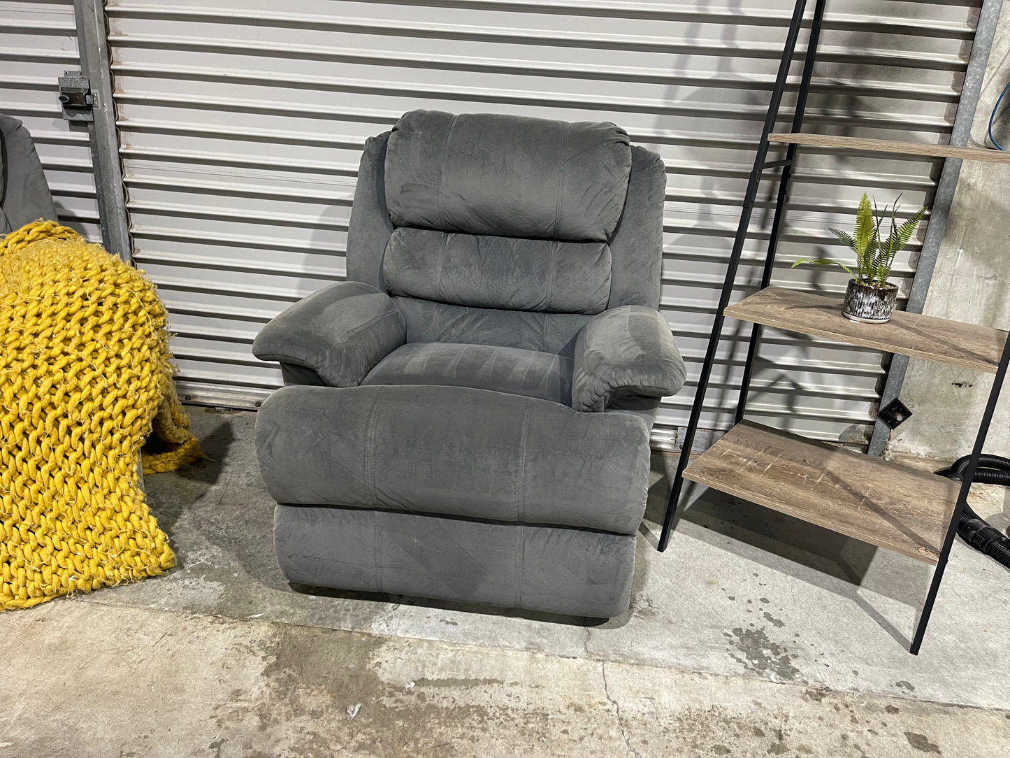 GOOD CONDITION 
JOHN YOUNG 
3 +1 +1 RECLINER LOUNGE SUITE