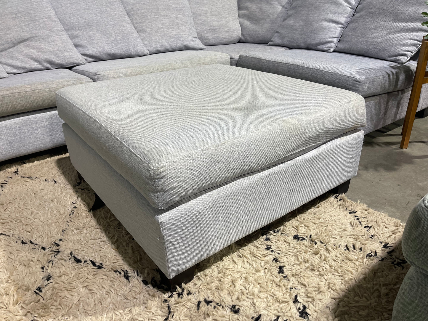 NZ MADE 
5 SEATER CORNER WITH OTTOMAN 
LOUNGE SUITE