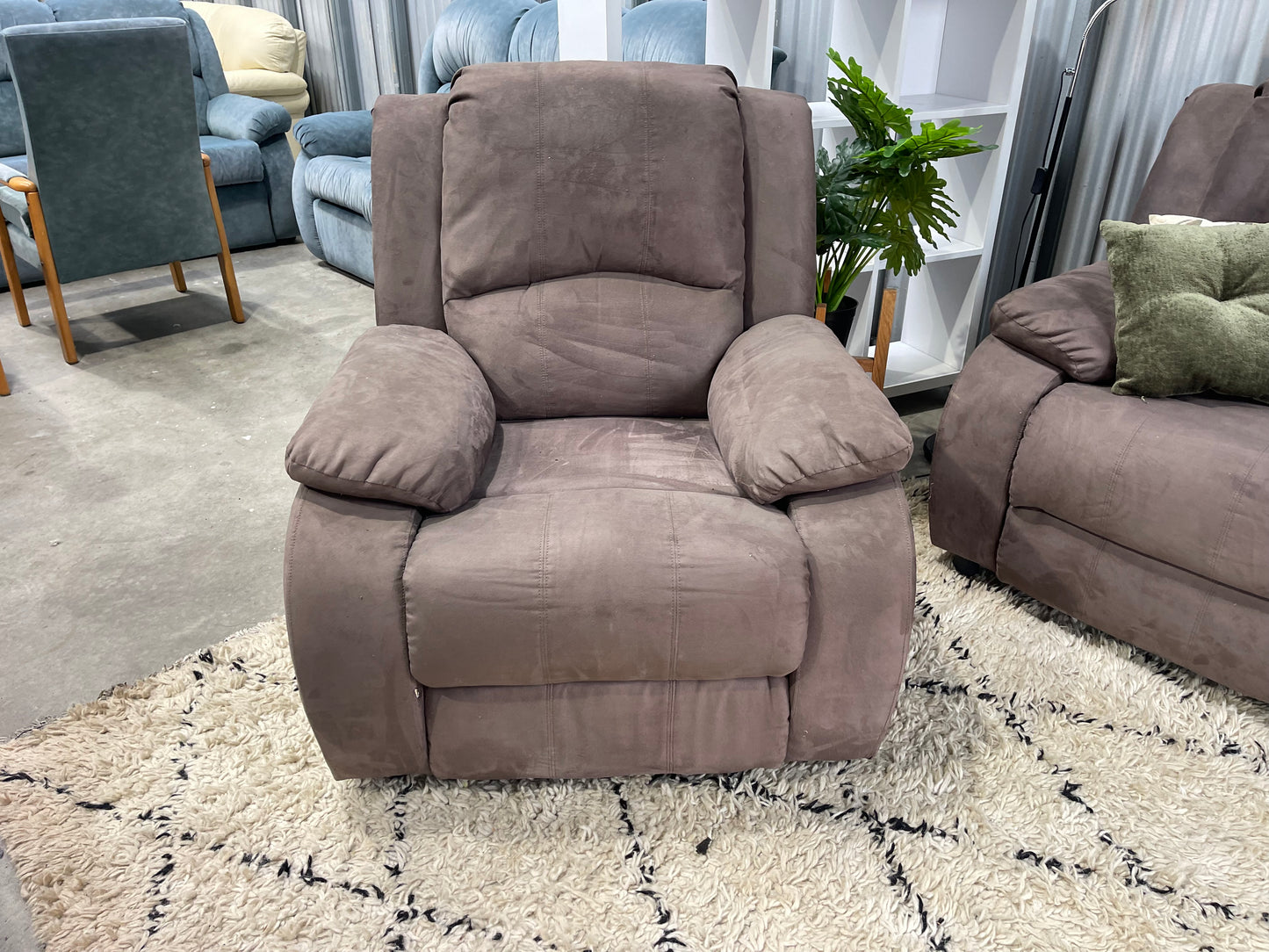 GREAT CONDITION 2x SINGLE RECLINER + 3 SEATER 
LOUNGE SUITE