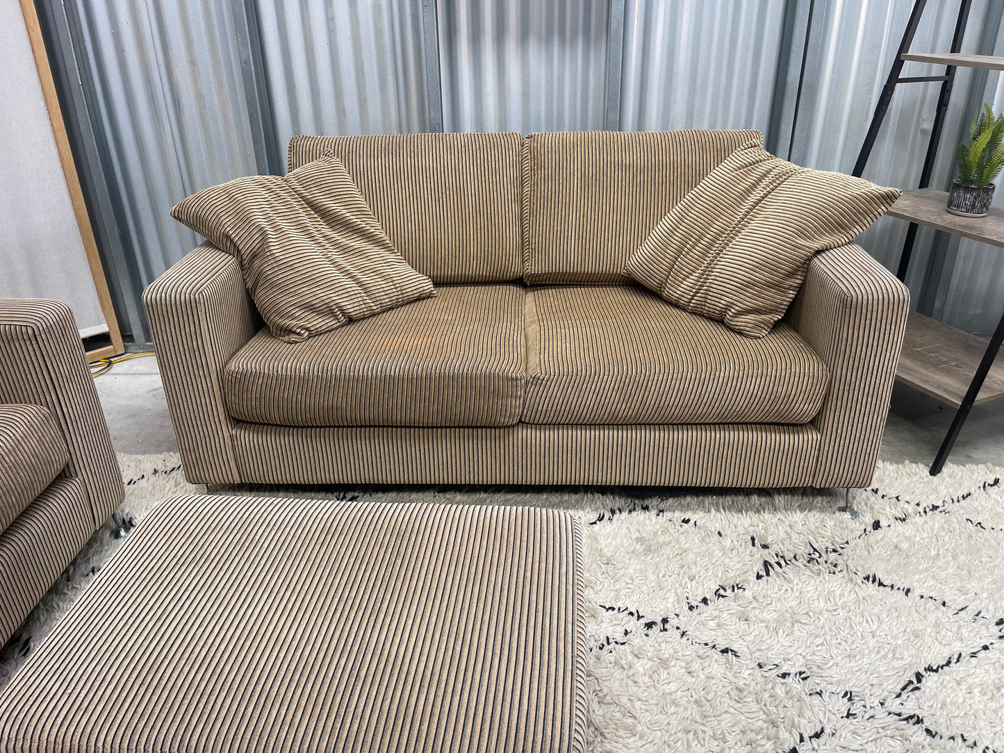 !!!FREE DELIVERY!!! 🚚 📦 Excellent Condition - NZ FORMA BRANDED - Sandstone Brown Patterned Colour - 2 + 2 + Ottoman Lounge Suite