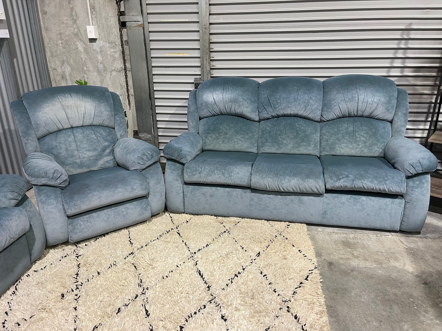 GREAT CONDITION 10 SEATER LOUNGE SUITE 
2x ROCKER RECLINER 
2x 3 SEATER COUCHES 
2x OCCASION CHAIR