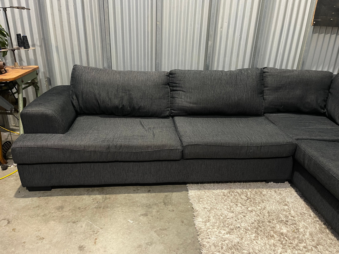 GREAT CONDITION 
5 SEATER 
CORNER LOUNGE SUITE