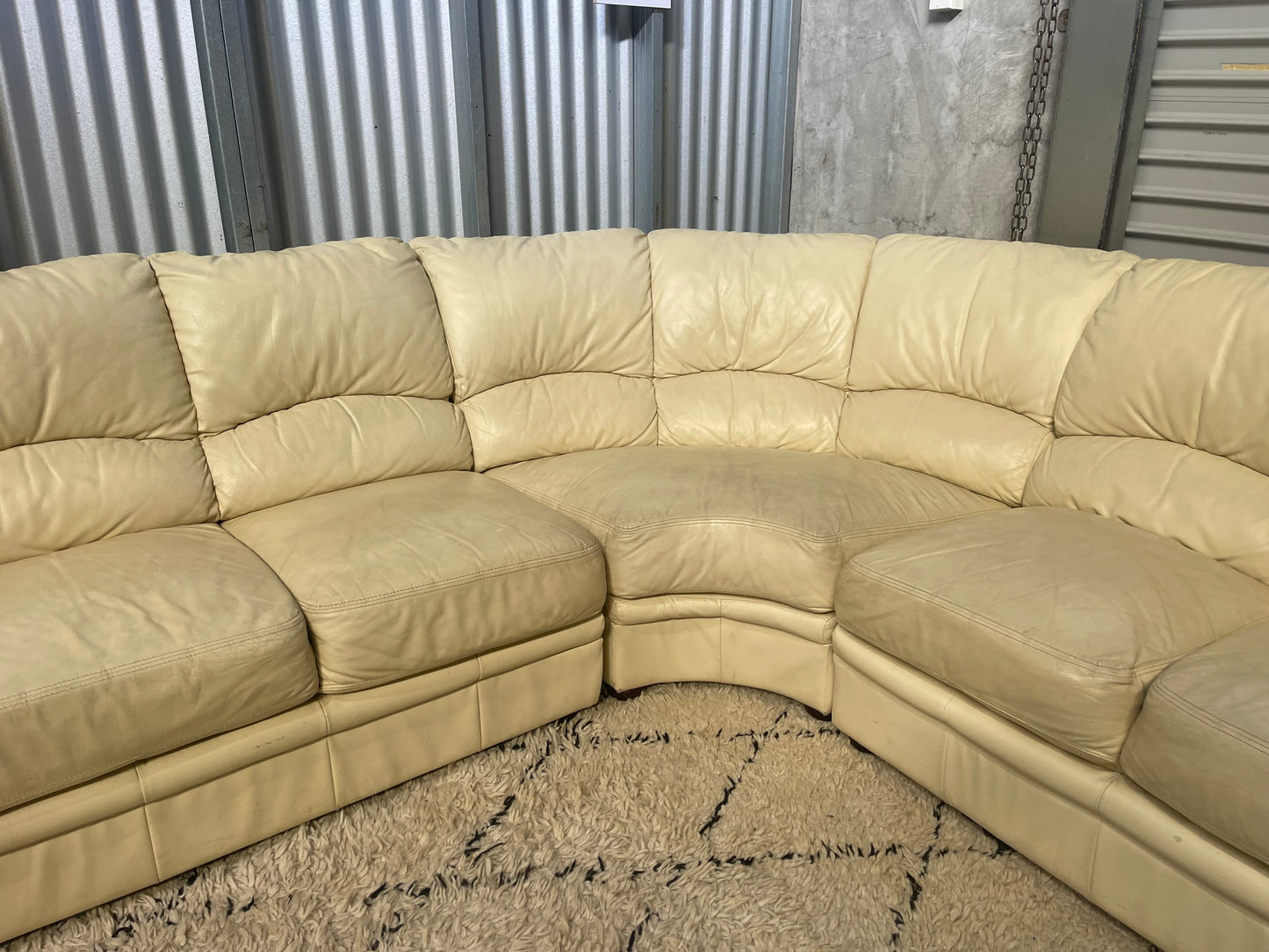 GREAT CONDITION 
GENUINE LEATHER
5 Seater Corner Lounge Suite