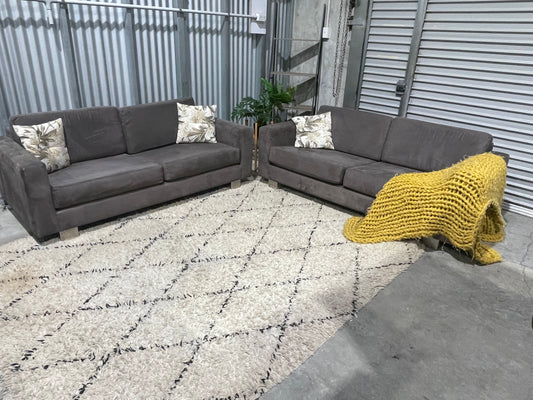 Forma 2.5 + 2.5 seater lounge suite - excellent condition free delivery