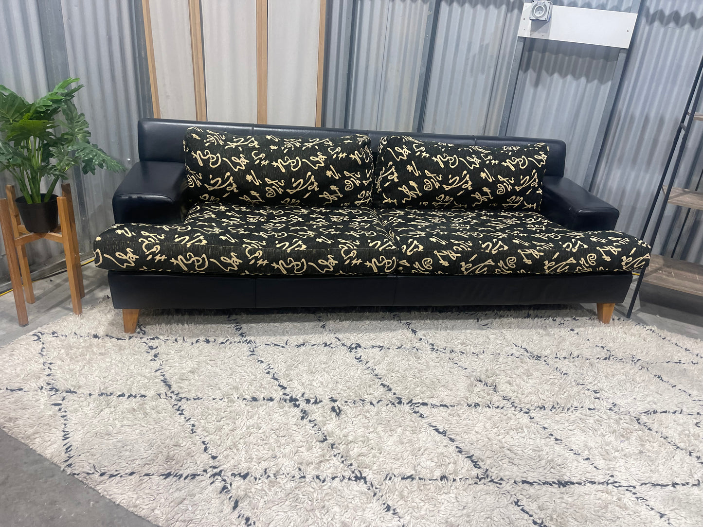 !!!FREE DELIVERY!!! 🚚 📦 Great Condition - Black Leather Colour - 3 Seater Sofa with Patterned Cushions