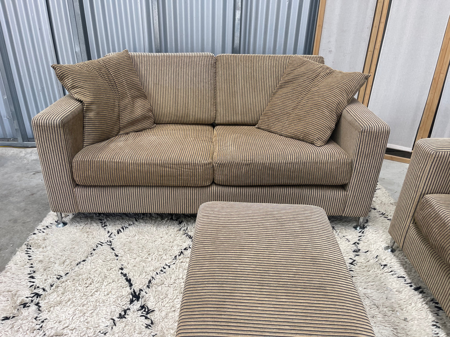 !!!FREE DELIVERY!!! 🚚 📦 Excellent Condition - NZ FORMA BRANDED - Sandstone Brown Patterned Colour - 2 + 2 + Ottoman Lounge Suite