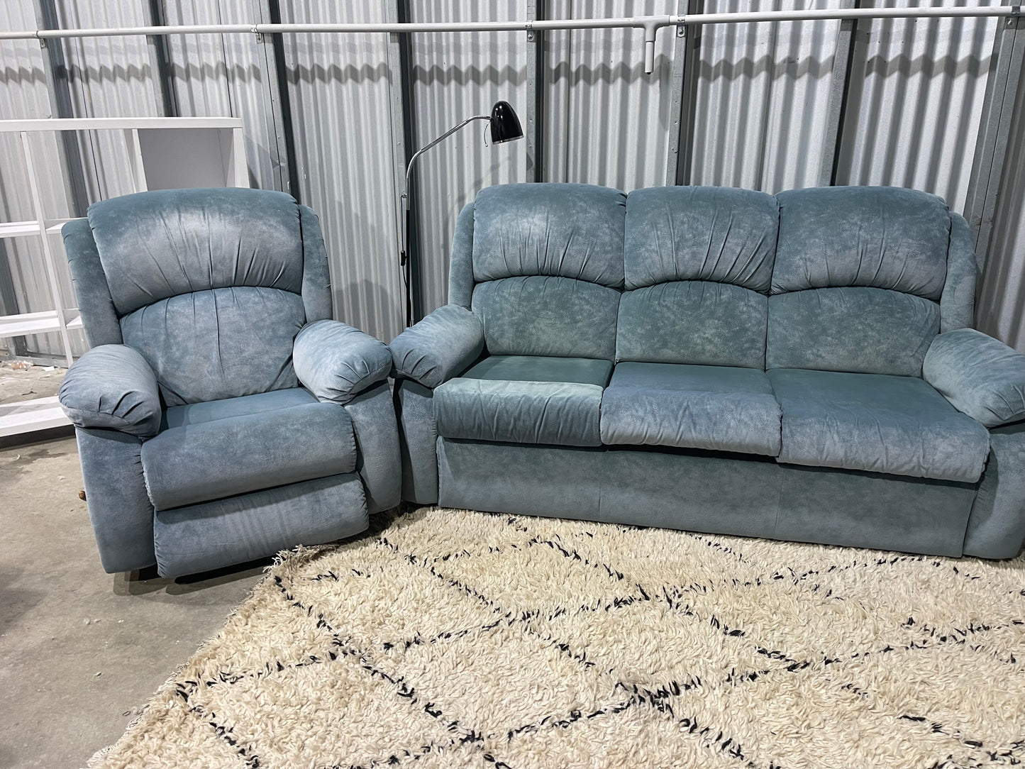 GREAT CONDITION 10 SEATER LOUNGE SUITE 
2x ROCKER RECLINER 
2x 3 SEATER COUCHES 
2x OCCASION CHAIR