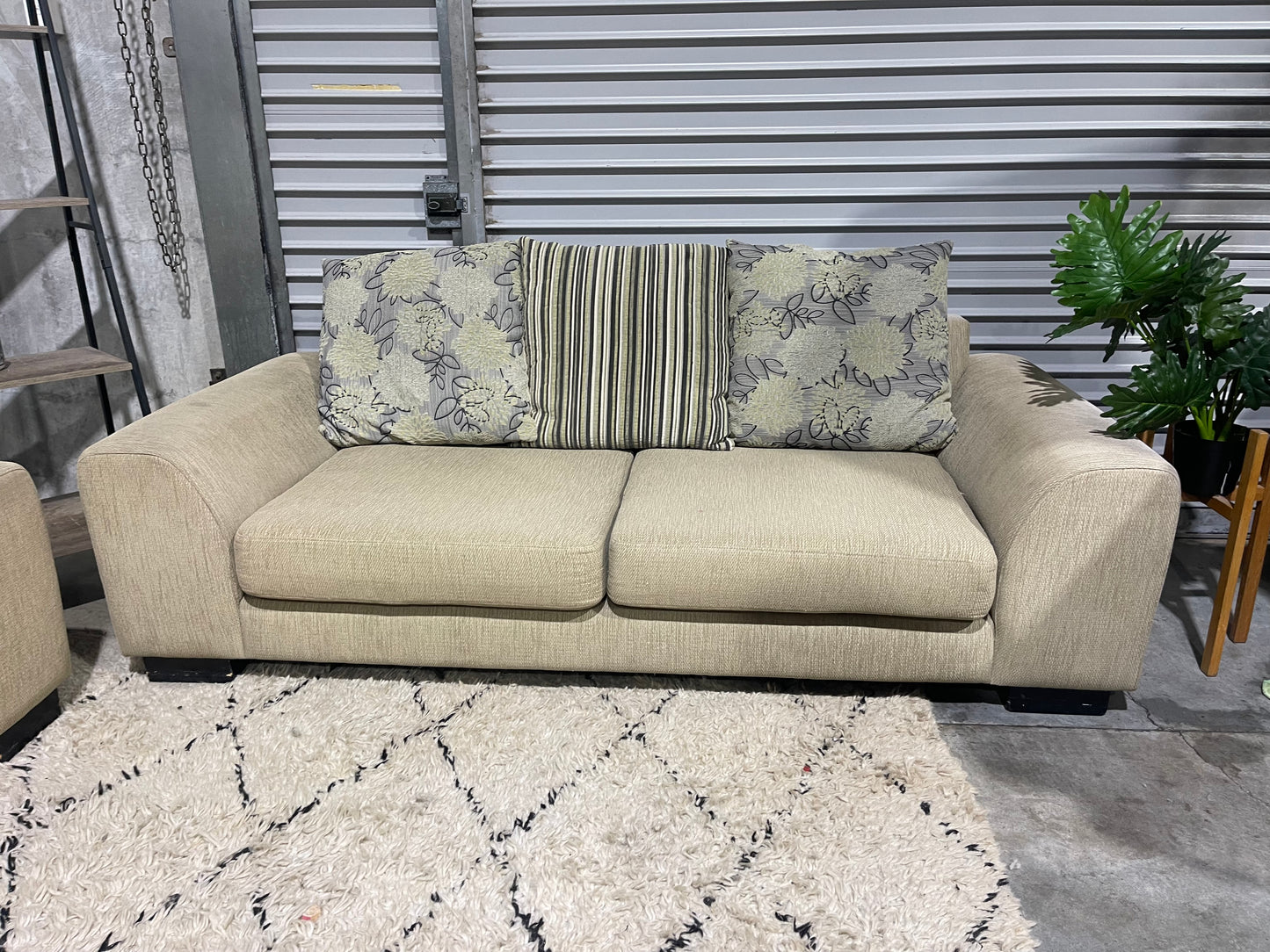 GREAT CONDITION 
NZ MADE 3.5 + 3 SEATER LOUNGE SUITE