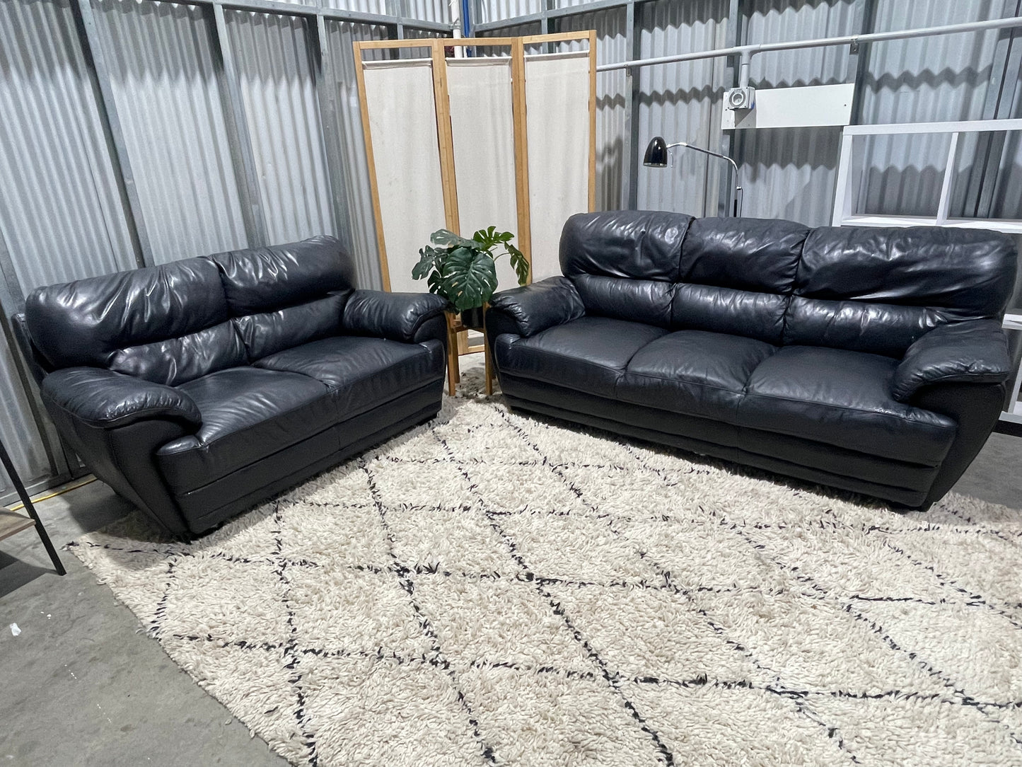 !!!FREE DELIVERY!!! 🚚 
Excellent Condition- Genuine Leather 
- 3 + 2 Seater Lounge Suite