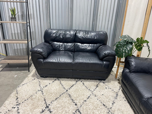 !!!FREE DELIVERY!!! 🚚 
Excellent Condition- Genuine Leather 
- 3 + 2 Seater Lounge Suite