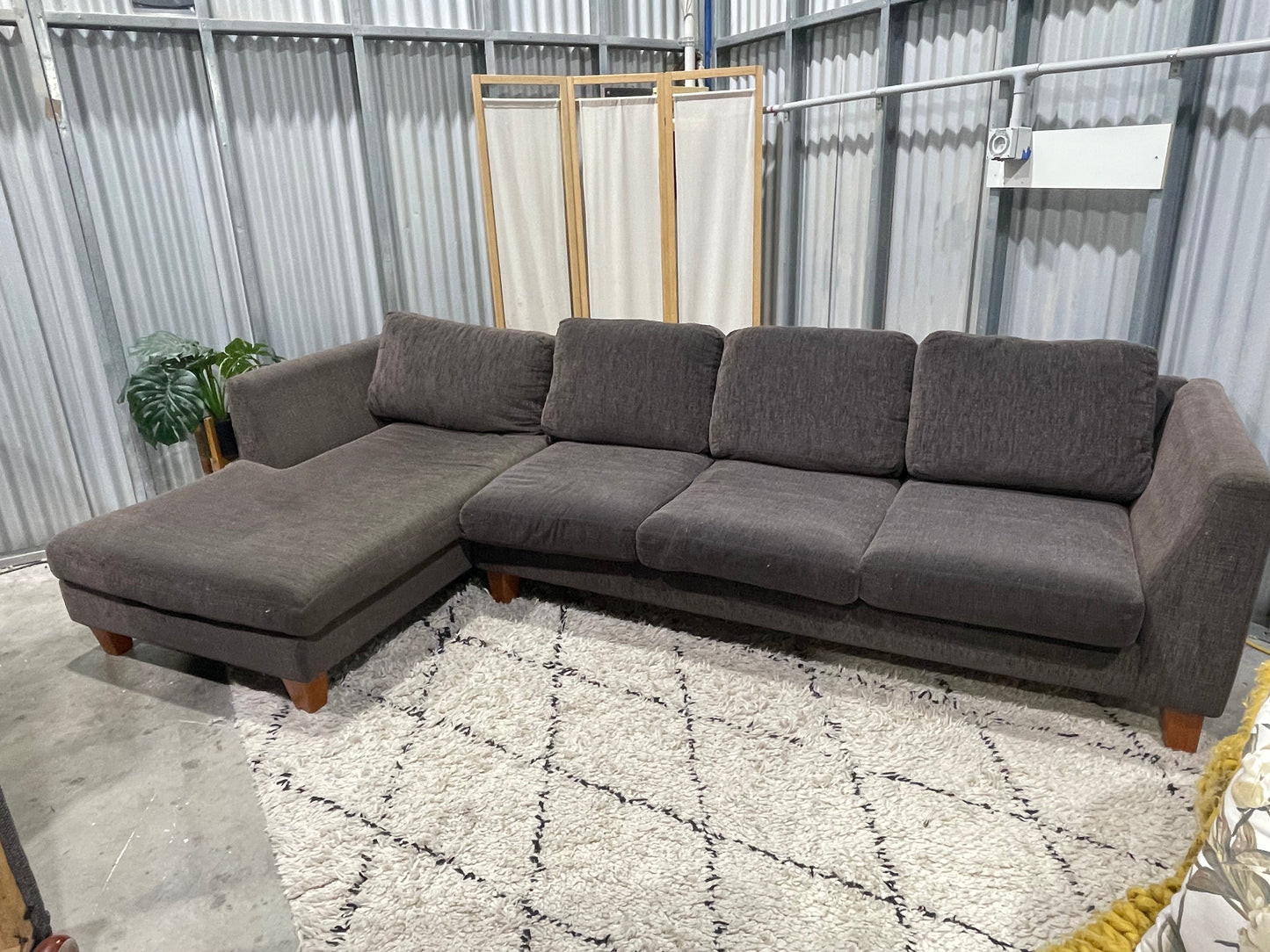 !!!FREE DELIVERY!!! 🚚 📦 Good Condition 
O’BRIAN BRANDED - NZ Made - Chocolate Colour - 4 Seater with chaise Sofa